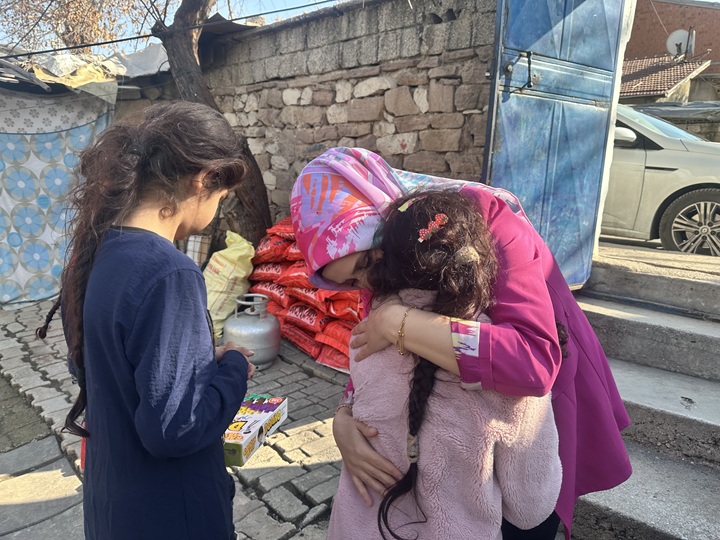 aa-20250209-36999166-36999163-koruyucu-aile-yaninda-buyuyen-asli-yaptiklariyla-cocuklarin-yureklerine-dokunuyor.jpg