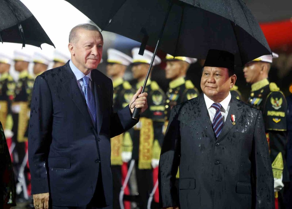 Cumhurbaşkanı Erdoğan, Endonezya’da top atışlarıyla karşılandı