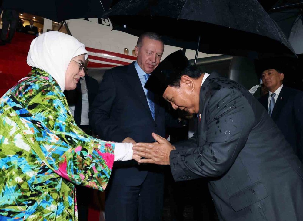 Cumhurbaşkanı Erdoğan, Endonezya’da top atışlarıyla karşılandı