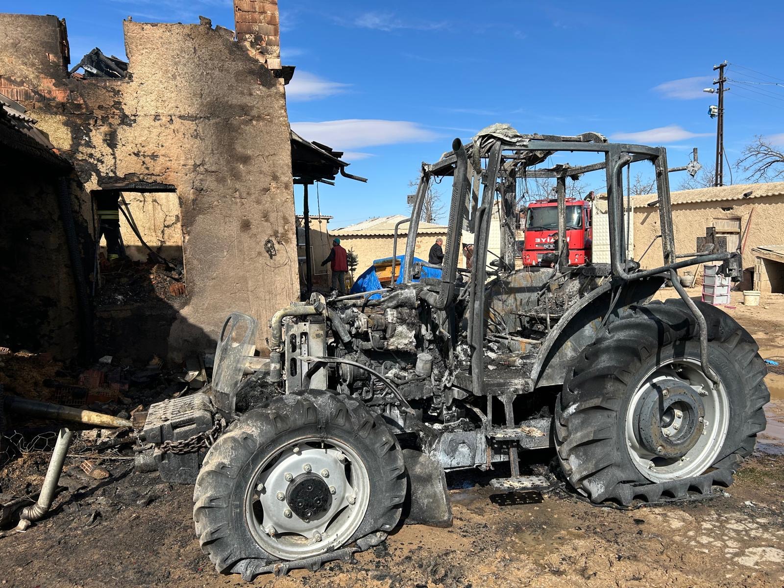 aa-20250225-37167757-37167755-konyada-cikan-yanginda-mustakil-ev-ile-traktor-zarar-gordu.jpg