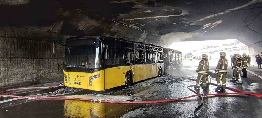 Arrık sıradan oldu: İstanbul'da İETT otobüsü yandı!