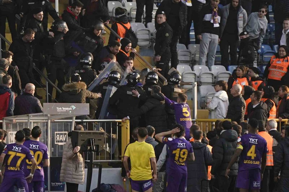 Eyüpspor-Konyaspor maçının ardından protokol tribününde de kavga çıktı