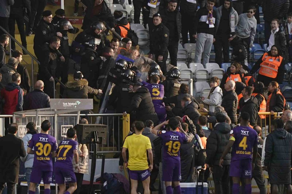 Eyüpspor-Konyaspor maçının ardından protokol tribününde de kavga çıktı