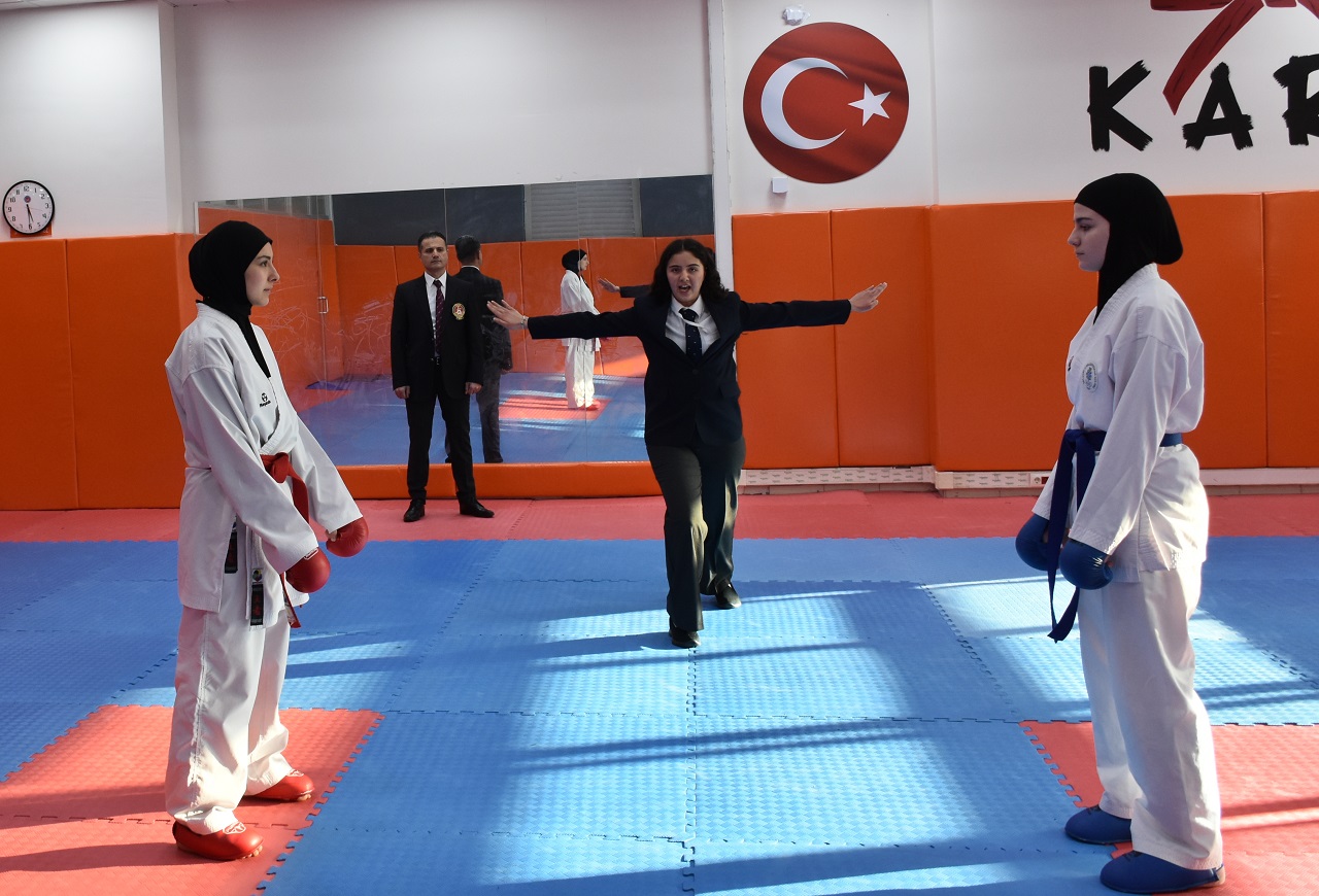 aa-20250312-37311341-37311336-siyah-kusak-sahibi-doktor-baba-ile-tip-ogrencisi-kizi-karate-hakemligi-yapiyor.jpg