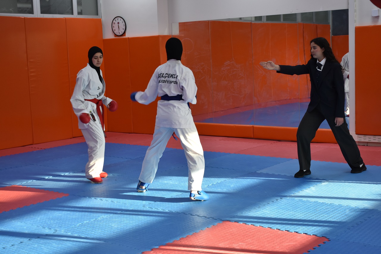 aa-20250312-37311341-37311337-siyah-kusak-sahibi-doktor-baba-ile-tip-ogrencisi-kizi-karate-hakemligi-yapiyor.jpg