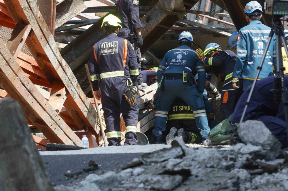 İnşaat halindeki otoyol köprüsünde çökme: 7 ölü, 30 yaralı