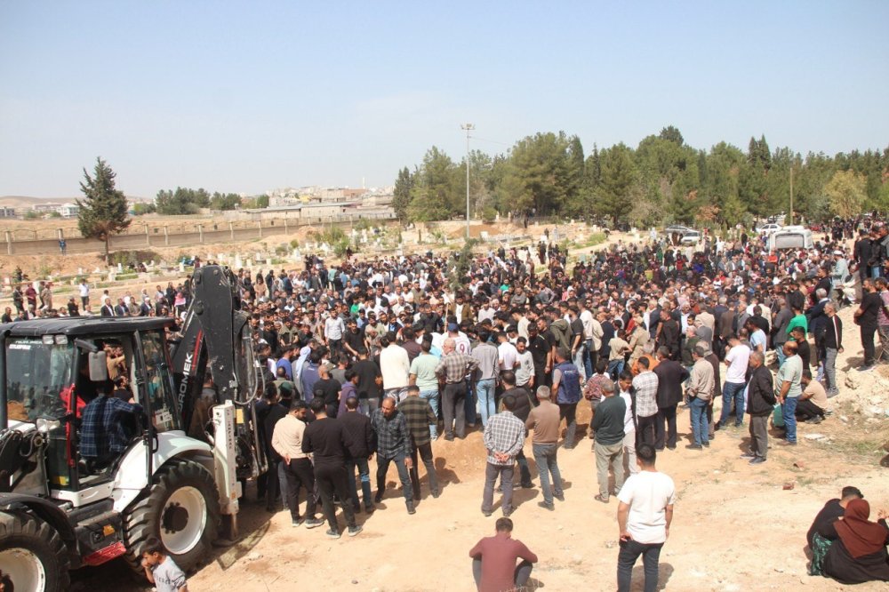 Şanlıurfa’da göçükte hayatını kaybeden 3 işçi gözyaşlarıyla defnedildi
