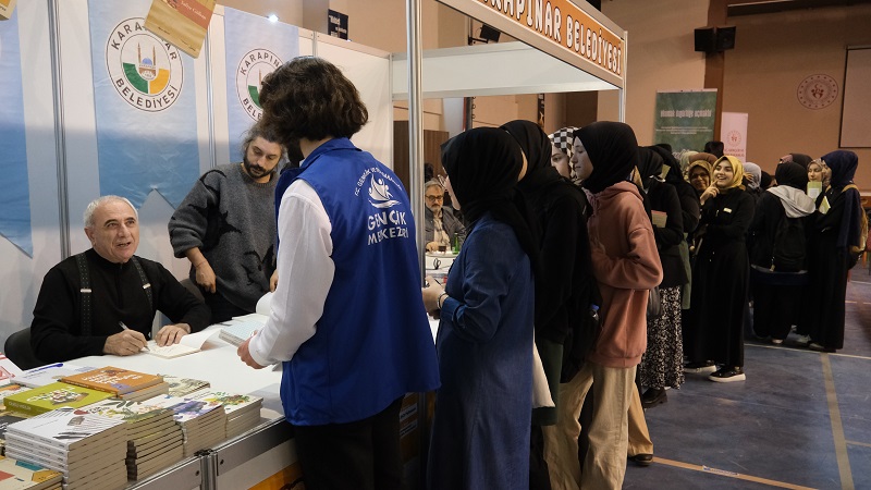 aa-20250417-37658795-37658793-yazar-nurullah-genc-karapinarda-okurlariyla-bulustu-1.jpg