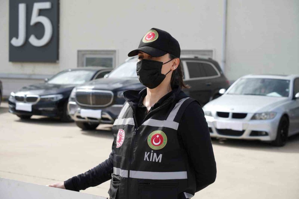 Edirne’de yüz milyonlarca lira değerinde onlarca lüks araca el koyuldu