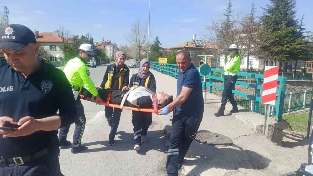 Otomobille çarpışan motosikletin şoka giren sürücüsü: "Ben birine mi çarptım"