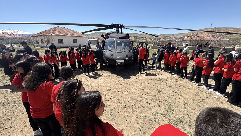 aa-20250422-37711948-37711947-milli-savunma-bakanligi-konyali-ogrencilerin-helikopter-gorme-hayalini-gercege-donusturdu.jpg