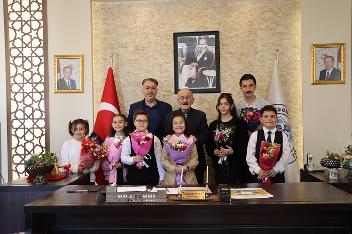 baskanlik-koltugu-bir-gunlugune-elmiraya-emanet-4-2.jpg
