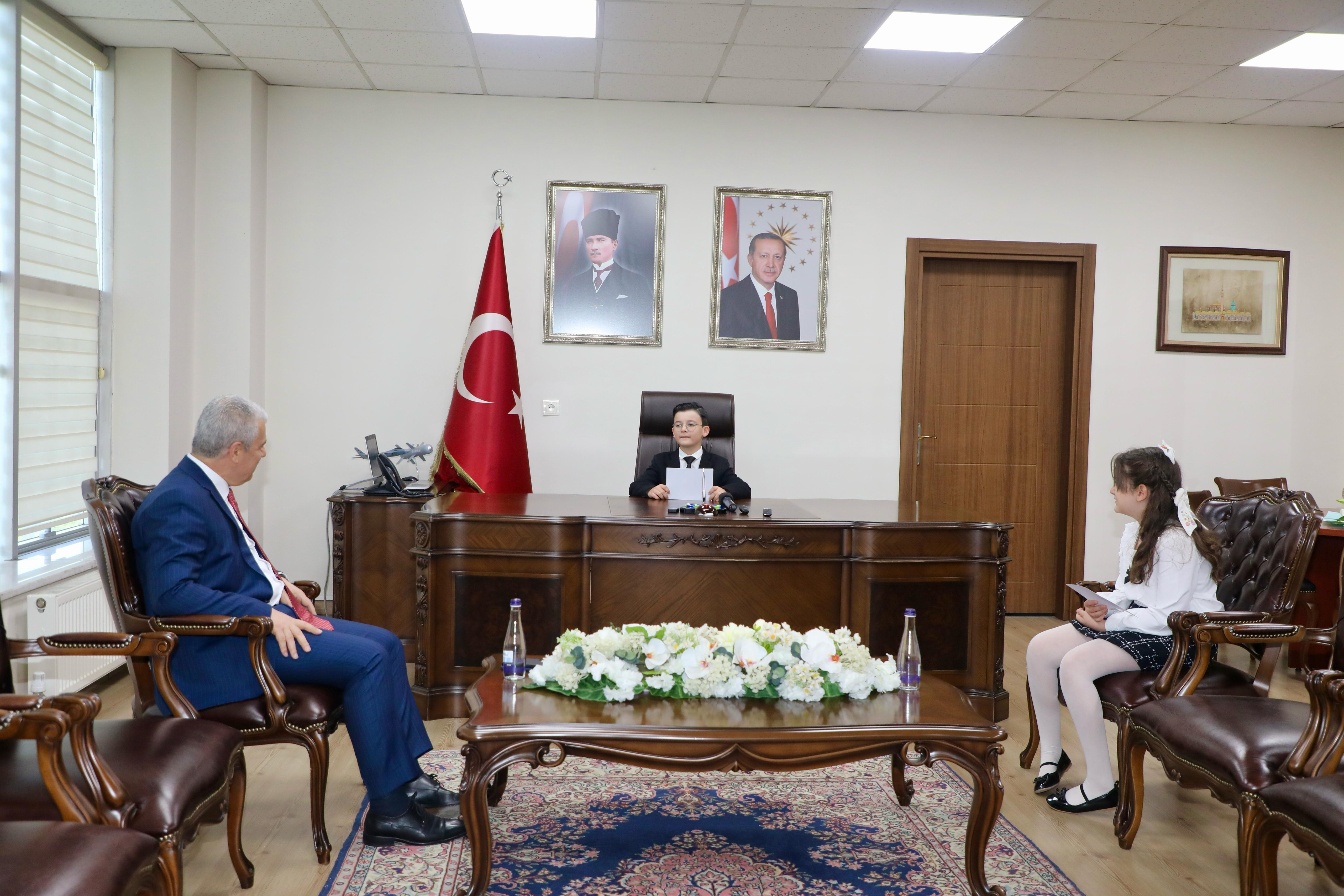 aa-20250423-37726572-37726569-konya-valisi-akin-23-nisan-dolayisiyla-temsili-olarak-makamini-devretti.jpg