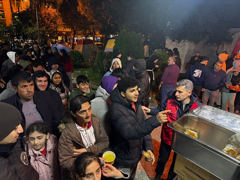 aa-20250423-37730809-37730808-vakiflar-genel-mudurlugunden-deprem-endisesiyle-geceyi-disarida-geciren-vatandaslara-corba-ikrami.jpg