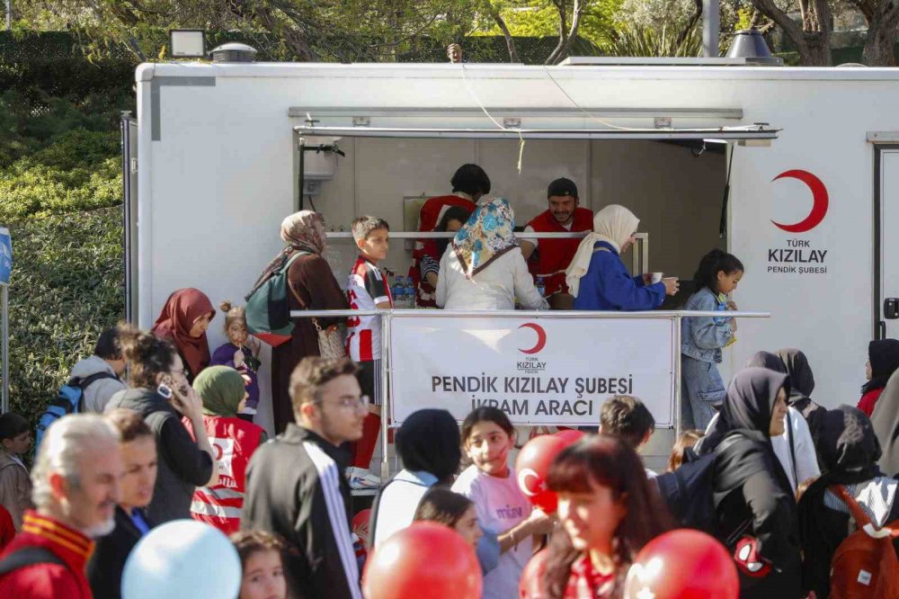 Kızılay’dan İstanbul’da deprem sonrası evlerine giremeyen vatandaşlara beslenme desteği