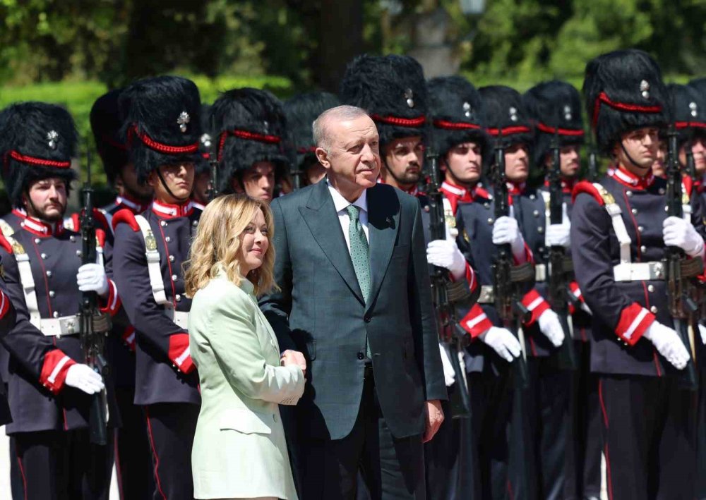 Cumhurbaşkanı Erdoğan, Roma’da Meloni tarafından resmi törenle karşılandı