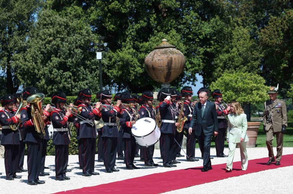 Cumhurbaşkanı Erdoğan, Roma’da Meloni tarafından resmi törenle karşılandı