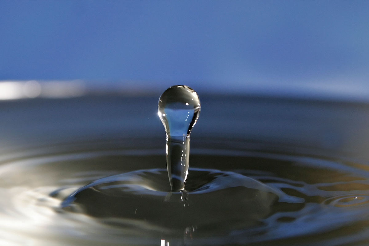 1200px-water-droplet-blue-bg05.jpg