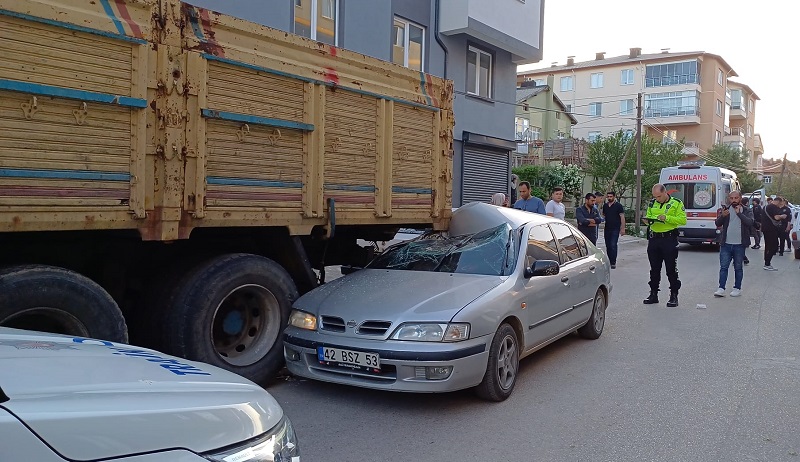 aa-20250508-37890951-37890948-otomobil-park-halindeki-kamyonun-altina-girdi.jpg