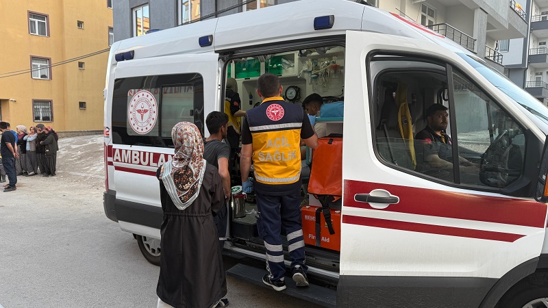 aa-20250508-37890951-37890949-otomobil-park-halindeki-kamyonun-altina-girdi.jpg