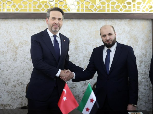 aa-20250522-38043782-38043781-enerji-ve-tabii-kaynaklar-bakani-bayraktar-suriyeli-mevkidasiyla-ortak-basin-toplantisinda-konustu.jpg