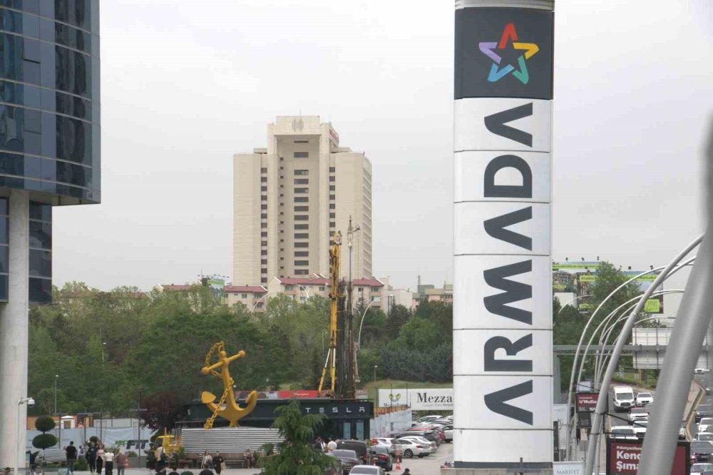 Ankara’da çıkan fırtınada Tesla Bayii’nin çatısı uçtu