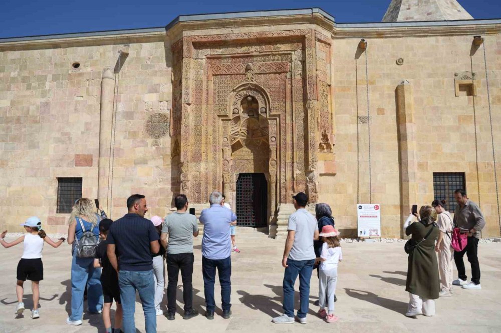 Esrarengiz gölgeleri görmek isteyenler 8 asırlık camiye akın etti