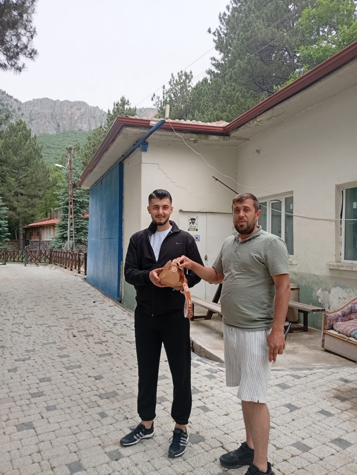 aa-20250527-38098357-38098356-seydisehirde-bir-kisi-parkta-buldugu-cantayi-sahibine-ulastirdi.jpg