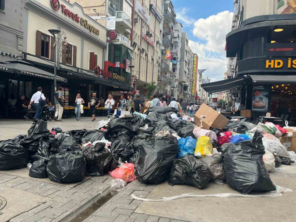 İzmir Büyükşehir Belediyesi’ndeki grev nedeniyle çöpler sokaklara taştı