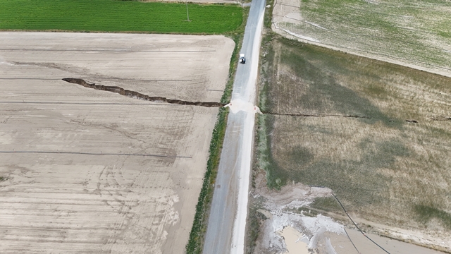 aa-20250602-38162784-38162783-konyada-saganak-sonrasi-tarim-arazisinde-dev-yarik-olustu.jpg