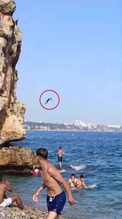 40 metrelik falezlerden atlayıp ağır yaralanan gencin tedavisi devam ediyor