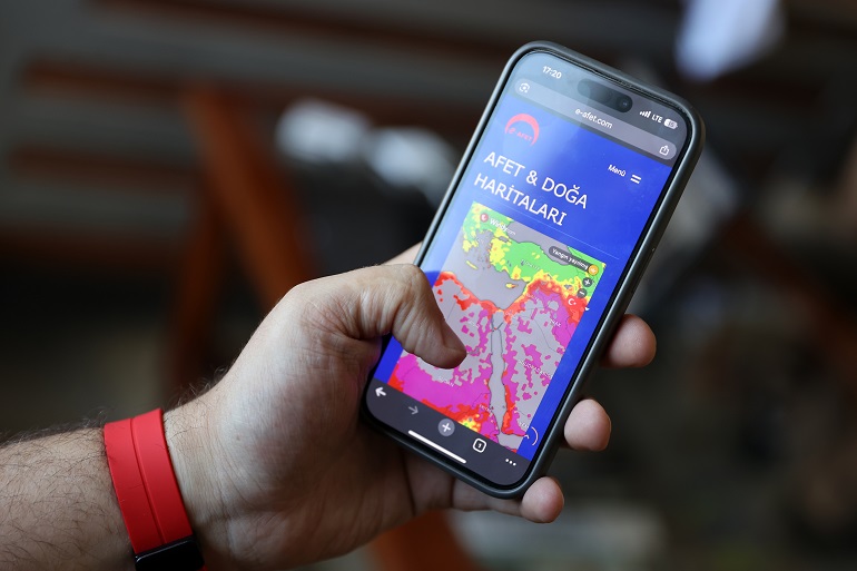 aa-20250610-38236275-38236269-afet-oncesi-bilinclendirmeyi-hedefleyen-eafet-uygulamasi-sonrasinda-da-yol-gosterecek.jpg