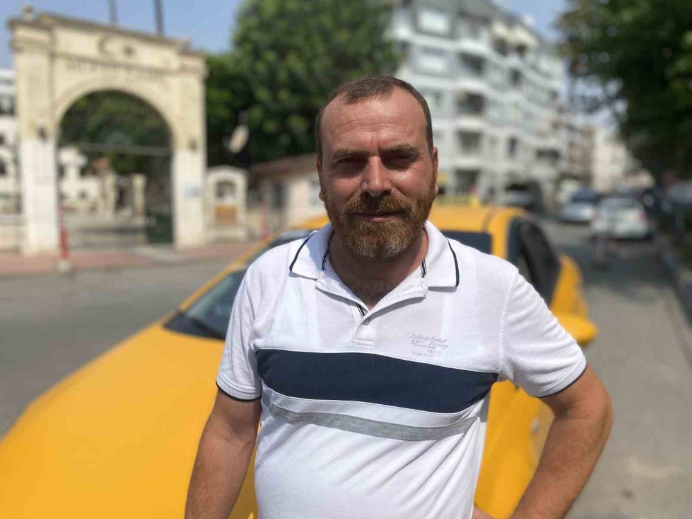 Günün kahramanı taksici: Caddeyi geçip insanların üzerine giden otomobili durdurdu