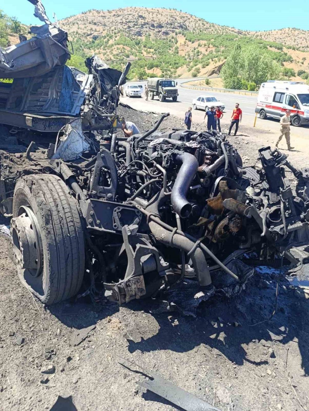 Bingöl’de demir tozu taşıyan tır devrildi: 1 ölü