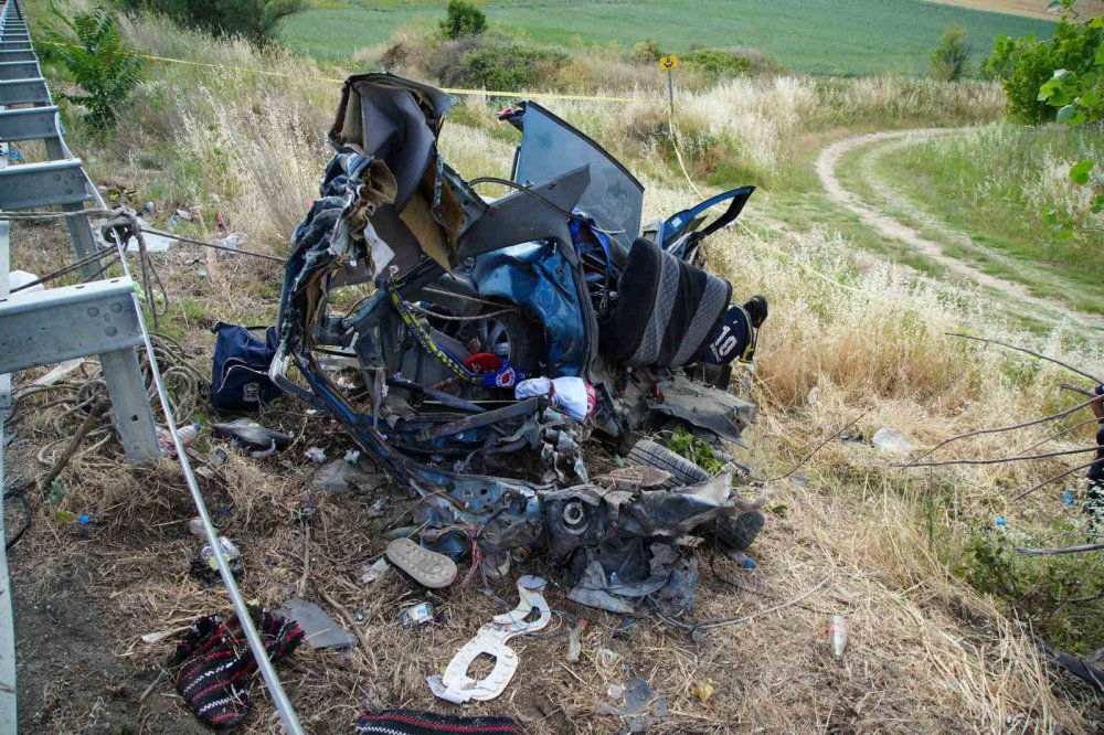 Feci kazada otomobil ikiye bölündü: 5 ölü, 1 yaralı