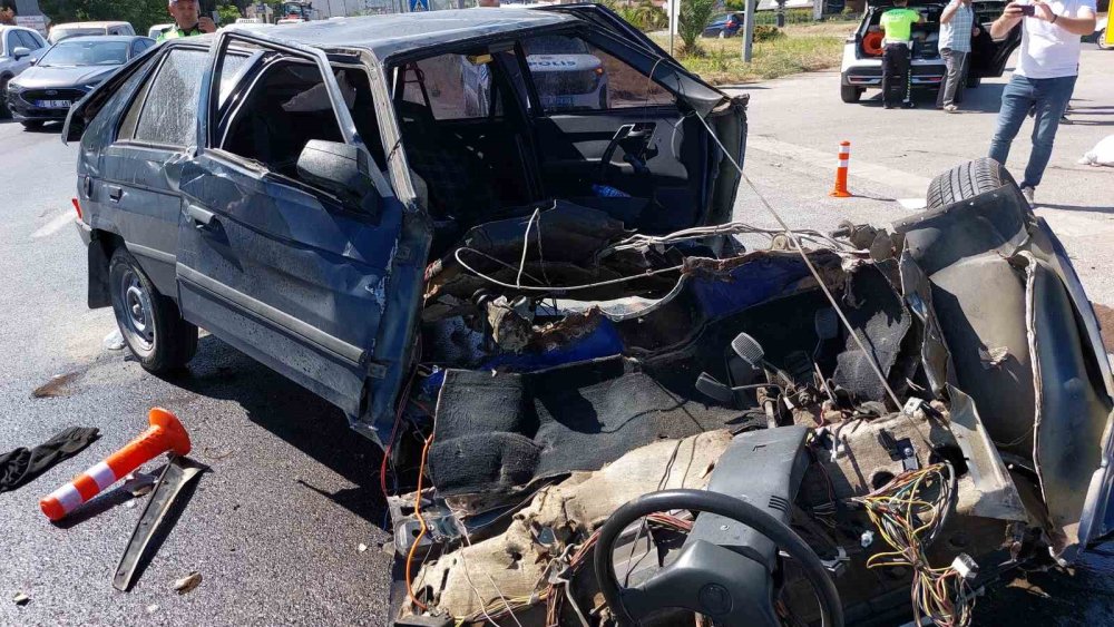 Otomobilin ön bölümünün ayrıldığı kaza güvenlik kamerasında