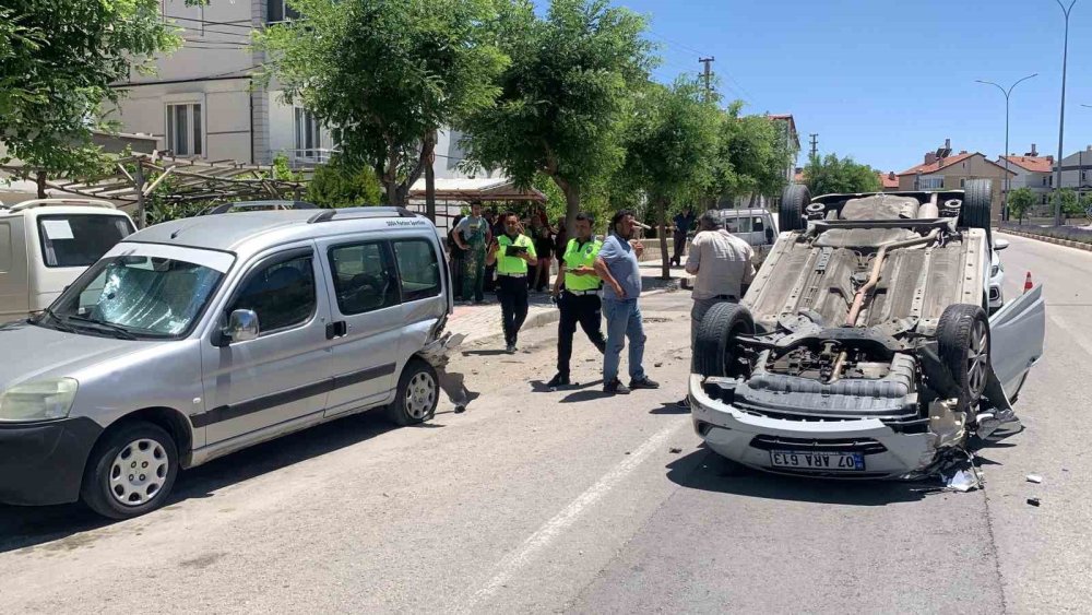 Ters dönen otomobili vatndaşlar döndürdü