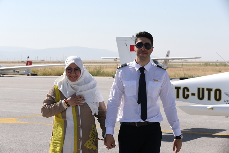 aa-20250630-38427582-38427577-pilotaj-bolumu-mezunu-oglunun-ucusuna-eslik-eden-anne-heyecan-ve-mutlulugu-bir-arada-yasadi.jpg