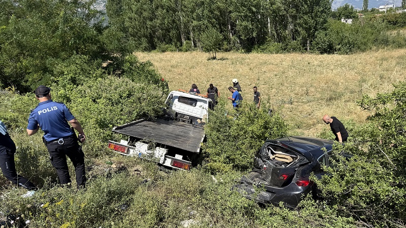 aa-20250630-38429354-38429353-seydisehirde-cekici-ile-otomobilin-carpistigi-kazada-4-kisi-yaralandi.jpg