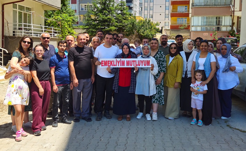 aa-20250701-38439004-38439001-konyada-emekli-olan-nuriye-ogretmen-icin-veda-konvoyu-duzenlendi.jpg