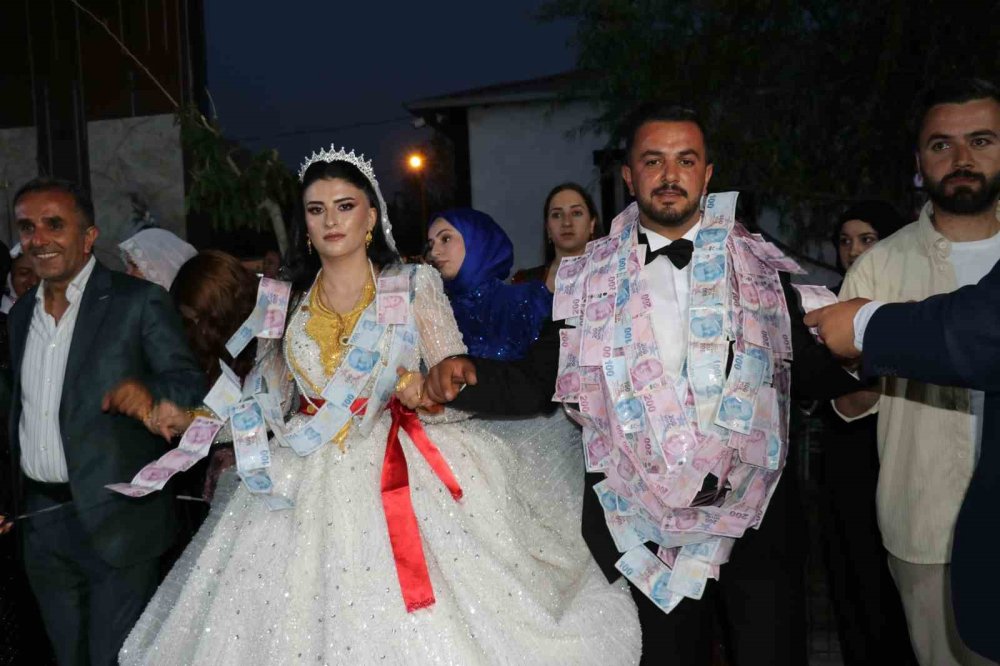 Van'da aşiret düğününde takılan para ve altın dudak uçuklattı!