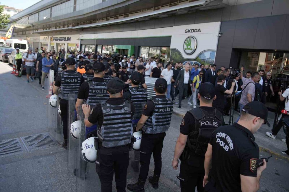 Fenerbahçe'e imza teslimine yoğun güvenlik