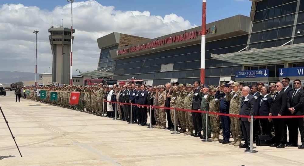 Pençe-Kilit bölgesinde şehit olan askerler için Yüksekova’da uğurlama töreni düzenlendi