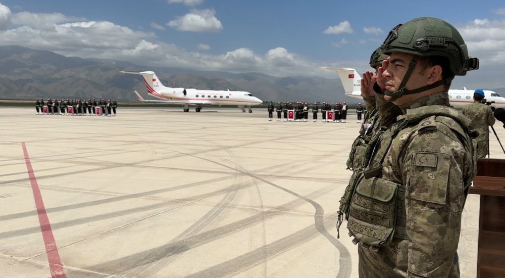 Pençe-Kilit bölgesinde şehit olan askerler için Yüksekova’da uğurlama töreni düzenlendi