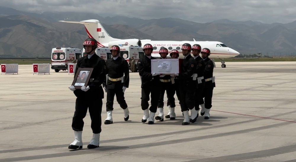 Pençe-Kilit bölgesinde şehit olan askerler için Yüksekova’da uğurlama töreni düzenlendi
