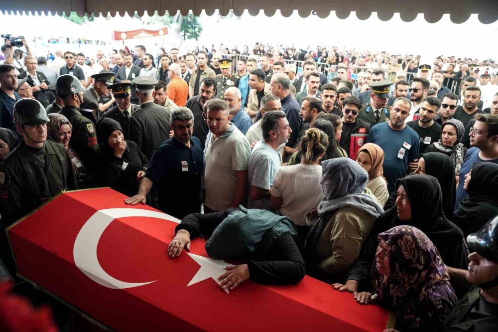 Şehit Piyade Sözleşmeli Er Ahmet Gültekin son yolculuğuna uğurlandı