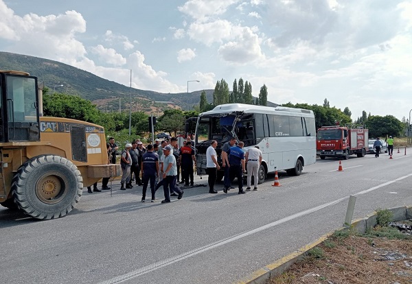 aa-20250717-38589980-38589978-afyonkarahisarda-otobus-ile-kamyonun-carpistigi-kazada-7-kisi-yaralandi.jpg