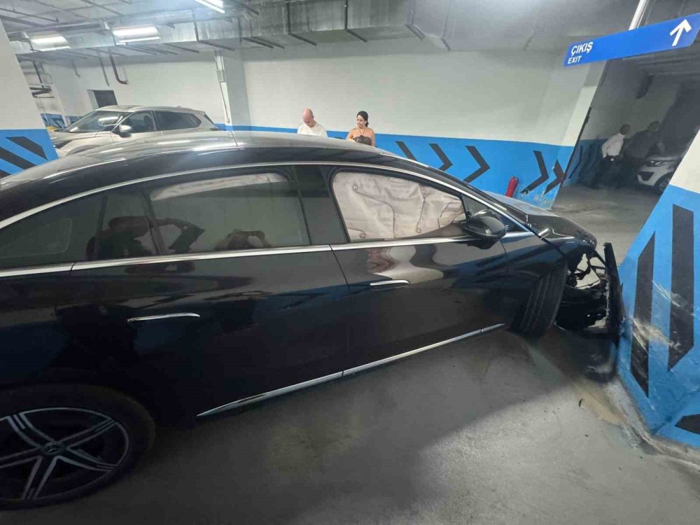 Çeşme’de valenin duvara çarptığ 7 milyonluk Mercedes için vale ücreti alındı