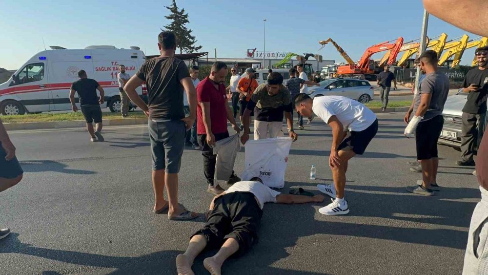 Yolda giderken otomobilin ön camına motosiklet sürücüsü düştü!