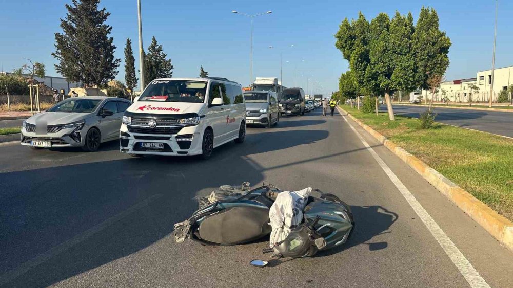 Yolda giderken otomobilin ön camına motosiklet sürücüsü düştü!